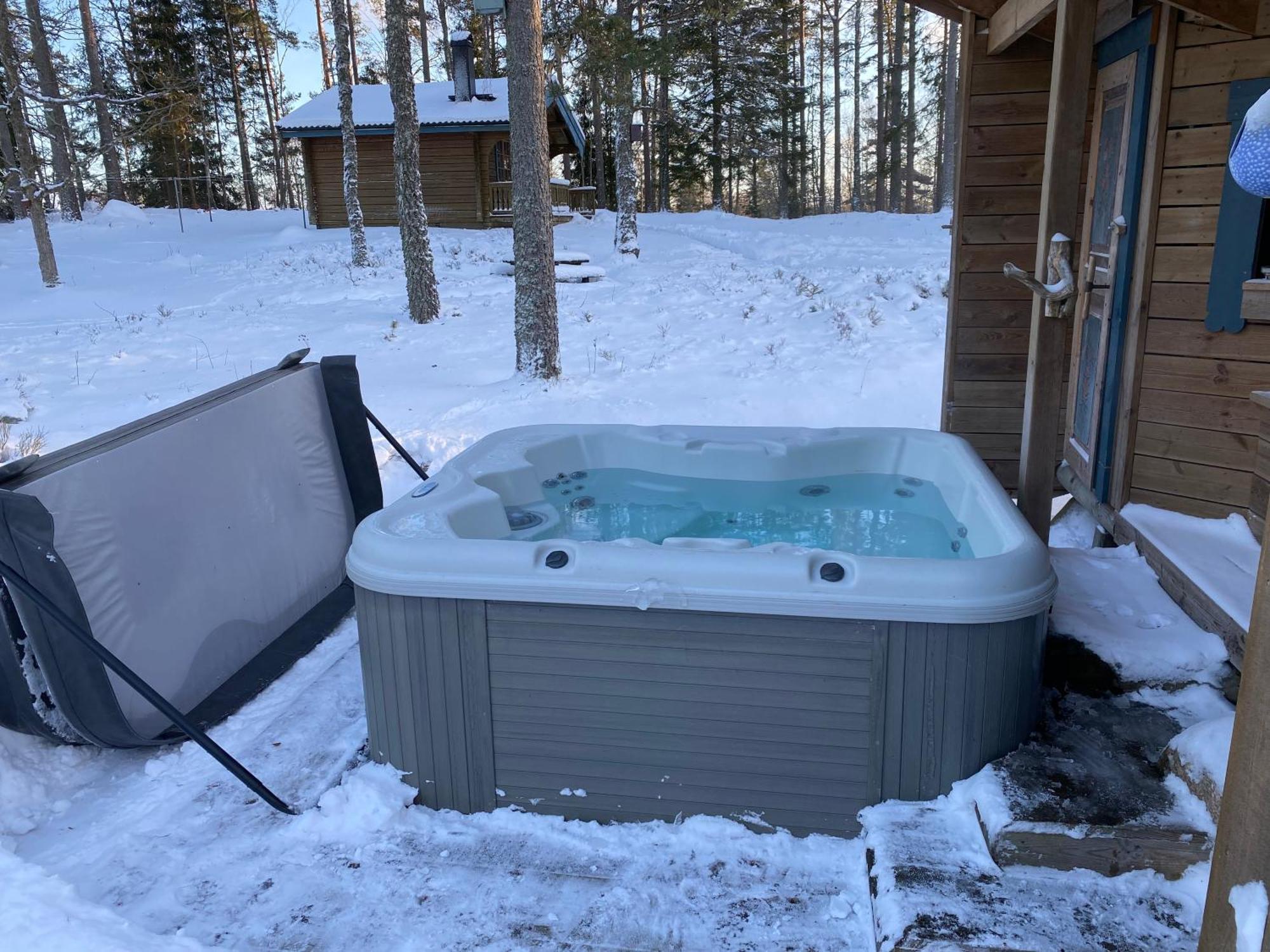 Timrad Stuga I Kanten Av Skogen Med Spa Moejlighet Mullsjö Esterno foto