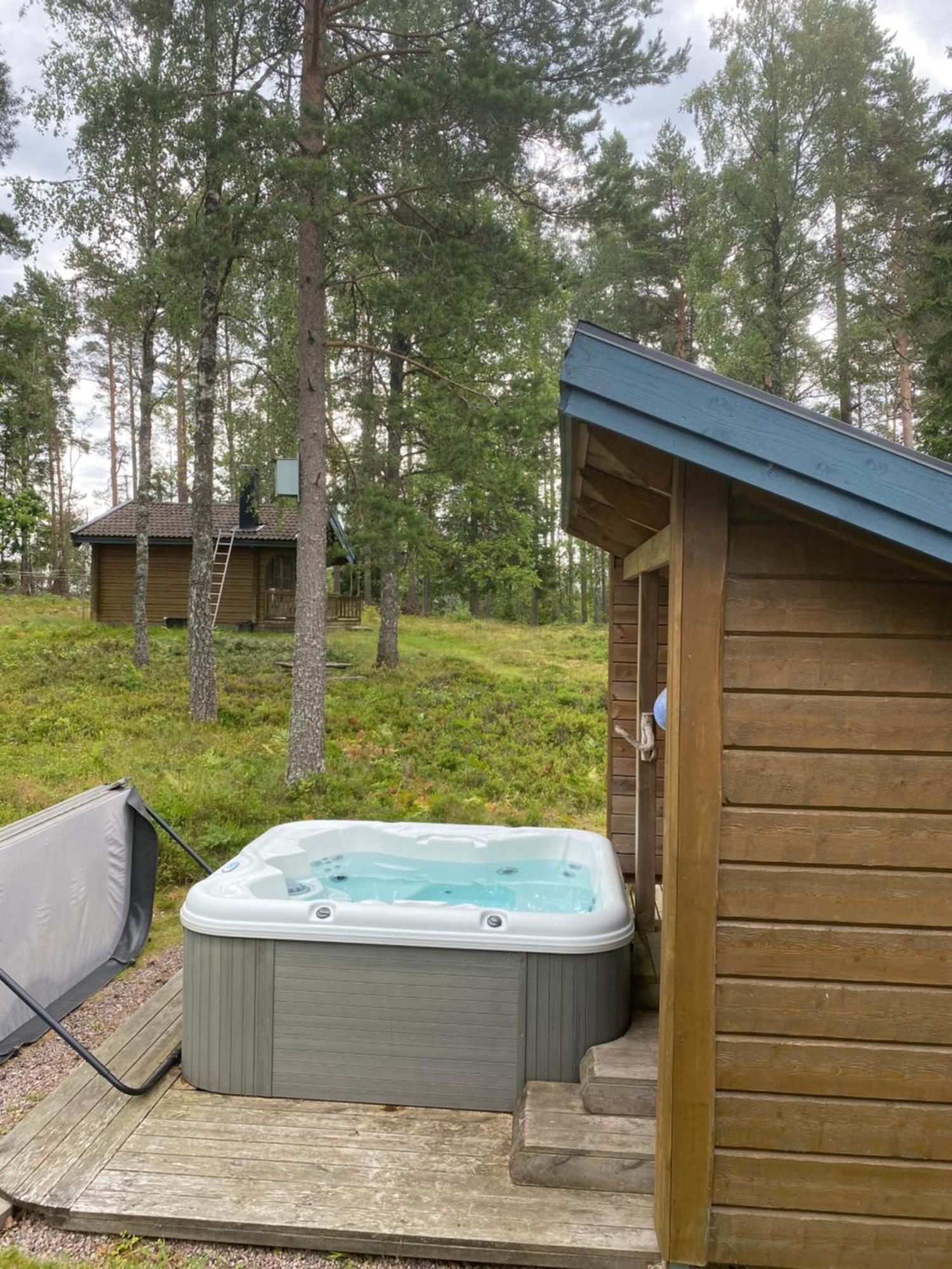 Timrad Stuga I Kanten Av Skogen Med Spa Moejlighet Mullsjö Esterno foto