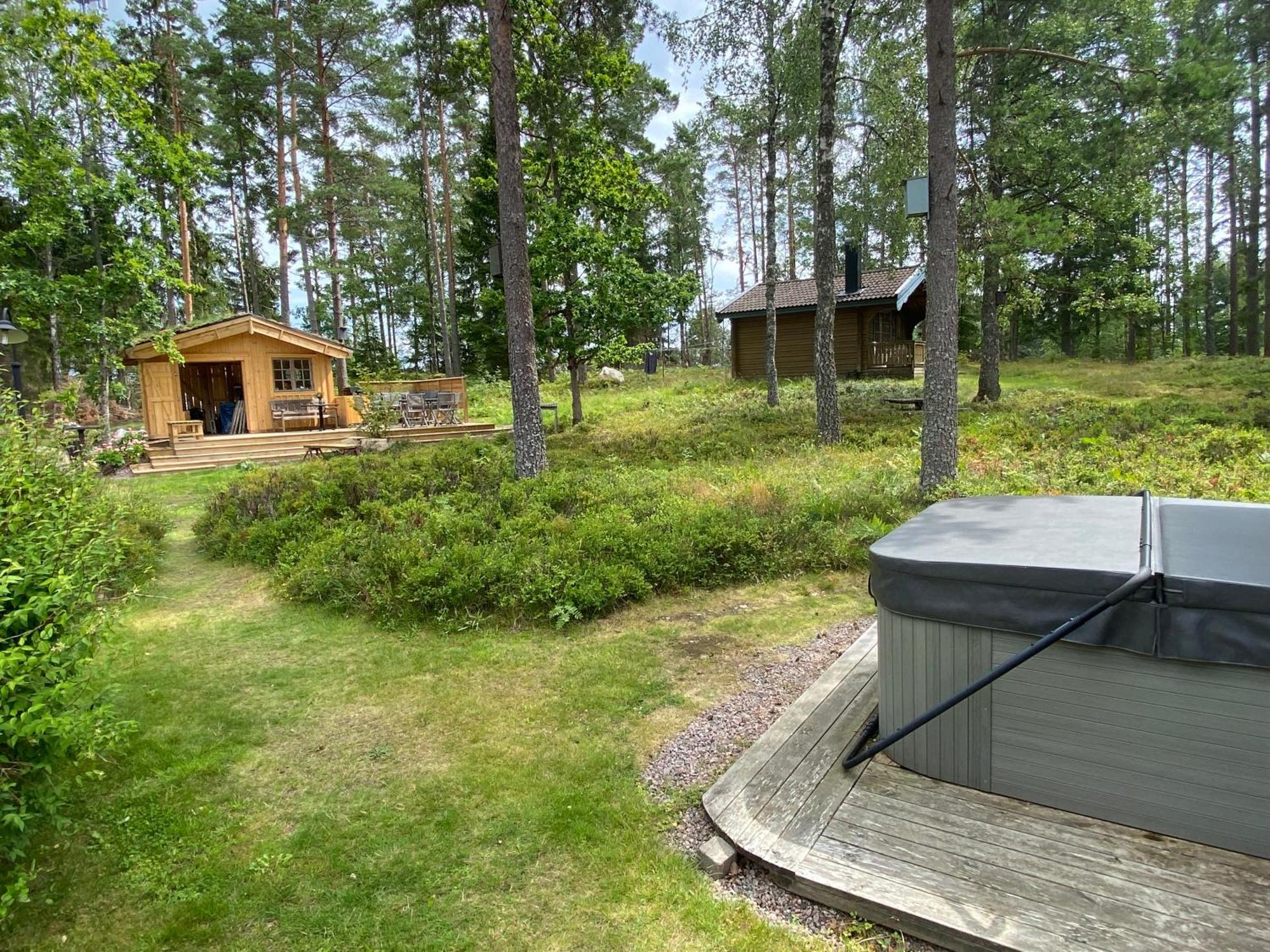 Timrad Stuga I Kanten Av Skogen Med Spa Moejlighet Mullsjö Esterno foto
