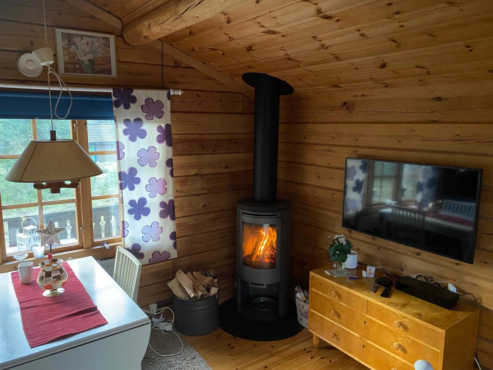 Timrad Stuga I Kanten Av Skogen Med Spa Moejlighet Mullsjö Esterno foto